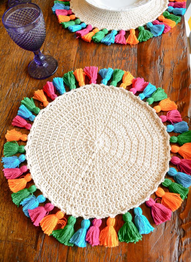 Individual con Borlas Coloridas